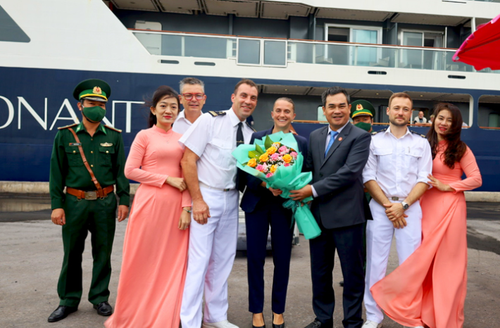 Gần 100 du khách quốc tế trên du thuyền cao cấp Le Laperouse đã đến Quảng Bình trong sáng nay 11/10. Ảnh: D.H.