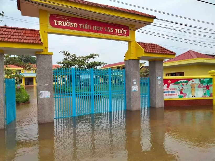Mưa lớn gây ngập tại Trường Tiểu học Tân Thuỷ, Lệ Thuỷ, Quảng Bình.