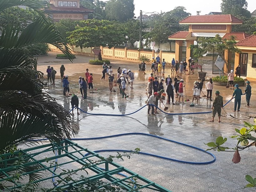 Các trường học ở huyện Lệ Thuỷ (Quảng Bình) nỗ lực dọn dẹp vệ sinh trường học sau mưa lũ.