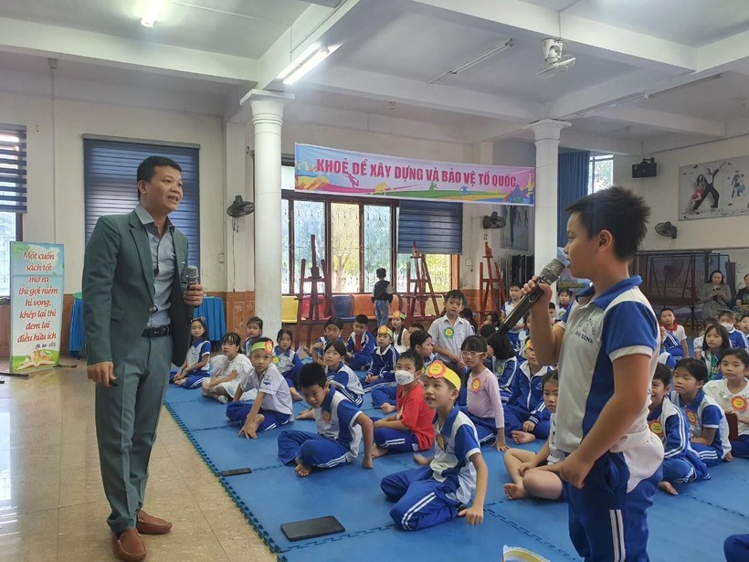 Học sinh hào hứng tham gia trả lời các câu hỏi mà TS Nguyễn Anh Dân đưa ra.