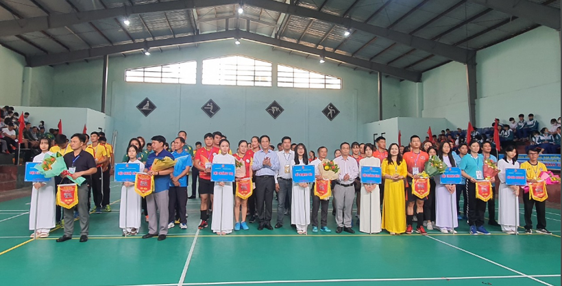 Các đội bóng thuộc cụm thi đua số 6, Bộ GD&ĐT tham gia tranh tài tại giải bóng chuyền ngành Giáo dục tranh Cúp Báo GD&TĐ.