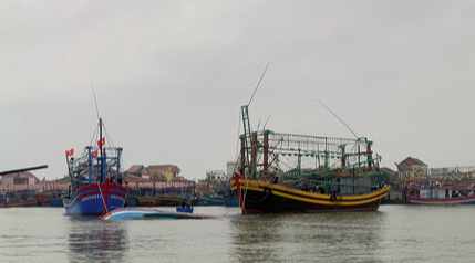 Trong lúc đang neo đậu trên khu vực cửa Roòn, phía sau thôn Hải Đông, xã Cảnh Dương, huyện Quảng Trạch chuẩn bị xuất bến thì tàu cá không may gặp nạn.