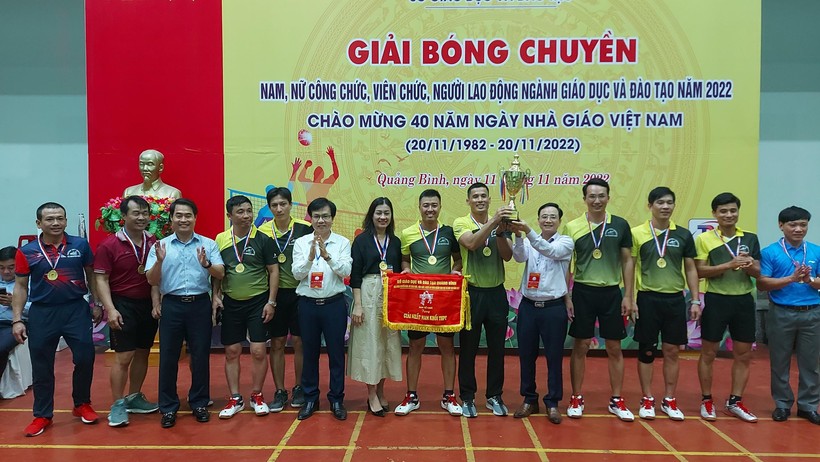 Ban tổ chức trao giải Nhất cho đội tuyển nam Trường THPT chuyên Võ Nguyên Giáp.