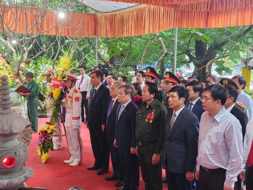 Ông Vũ Đại Thắng - Ủy viên BCH Trung ương Đảng, Bí thư Tỉnh ủy cùng các đại biểu dâng hương tại Lễ tưởng niệm các anh hùng, liệt sĩ hi sinh tại hang Tám Thanh Niên Xung Phong và Đường 20 – Quyết Thắng.