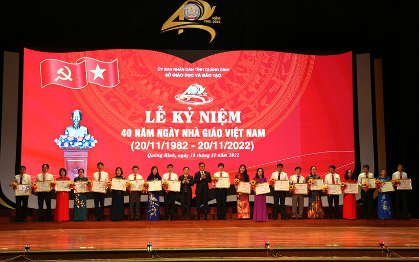 Các tập thể có thành tích xuất sắc tiêu biểu trong sự nghiệp Giáo dục và Đào tạo được Chủ tịch UBND tỉnh trao tặng Bằng khen.