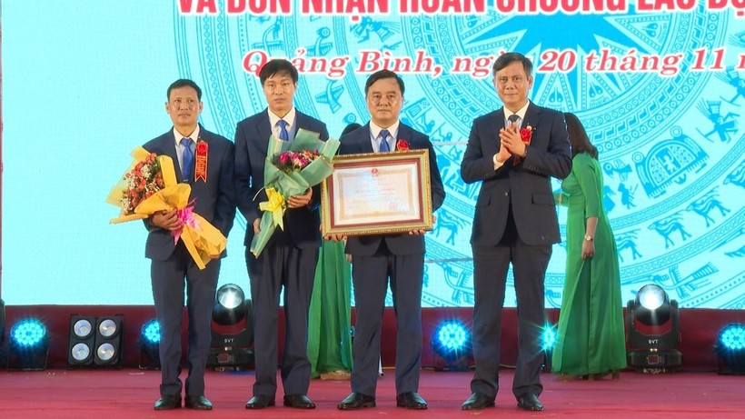 Thừa ủy quyền Chủ tịch nước, ông Trần Thắng, Chủ tịch UBND tỉnh Quảng Bình trao Huân chương Lao động hạng Nhì cho Trường THPT Lương Thế Vinh. 