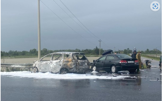 Cú va chạm mạnh đã khiến chiếc xe ô tô 5 chổ bốc cháy dữ dội.