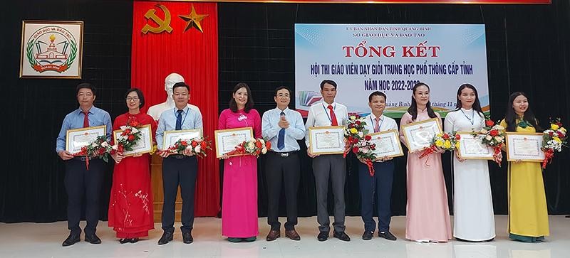 Ông Đặng Ngọc Tuấn, Giám đốc Sở GD&ĐT Quảng Bình trao giải Nhất cho các giáo viên.
