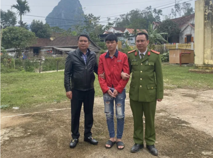 Đối tượng truy nã Trương Tiến Dũng đã bị lực lượng chức năng tỉnh Quảng Bình bắt giữ khi đang lẩn trốn tại địa phương này. Ảnh: CAQB.