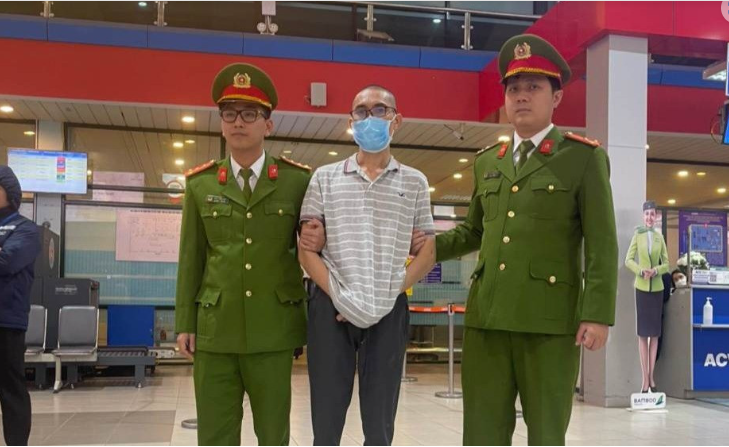 Lực lượng chức năng dẫn giải đối tượng Hoàng Minh Toàn từ TP. Hồ Chí Minh về Quảng Bình. Ảnh: CAQB.