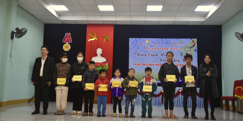 Chương trình đã trao tặng 50 suất quà mỗi suất trị giá 1 triệu đồng đến 50 học sinh có hoàn cảnh khó khăn trên địa bàn thành phố Đồng Hới.