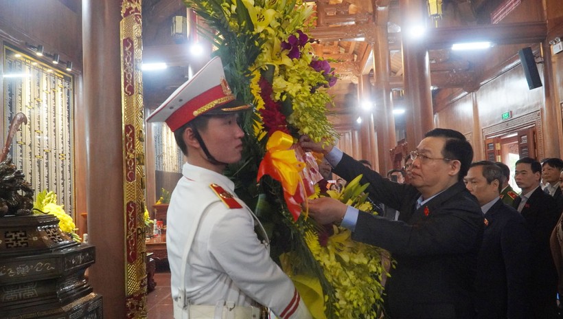 Đoàn công tác Trung ương đã kính cẩn dâng hương, dâng hoa bày tỏ lòng biết ơn vô hạn đối với công lao to lớn của Chủ tịch Hồ Chí Minh và các anh hùng liệt sĩ. Ảnh: N.M.