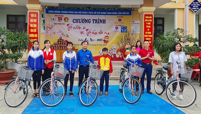 Ngoài các suất quà, Chương trình cũng đã trao tặng 5 xe đạp cho các em học sinh có hoàn cảnh khó khăn, nỗ lực vươn lên trong học tập. Ảnh: L.C.