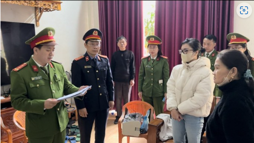 Cơ quan chức năng tống đạt quyết định đối với Nguyễn Hà Linh (áo trắng).