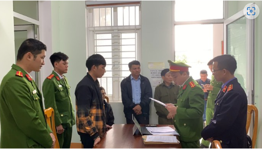 Cơ quan chức năng đọc lệnh bắt tạm giam đối với Hồ Văn Lâm. Ảnh: CAQB