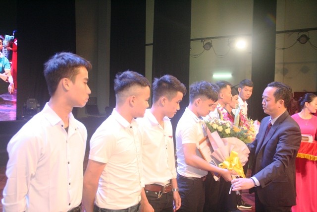 Thầy Đồng Văn Ngọc, Hiệu trưởng nhà trường trao bằng khen cho sinh viên đạt thành tích trong các kỳ thi tay nghề