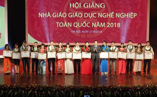 Bộ trưởng Bộ LĐ-TB&XH Đào Ngọc Dung và các nhà giáo đạt Giải Nhất tại Hội giảng nhà giáo giáo dục nghề nghiệp toàn quốc năm 2018