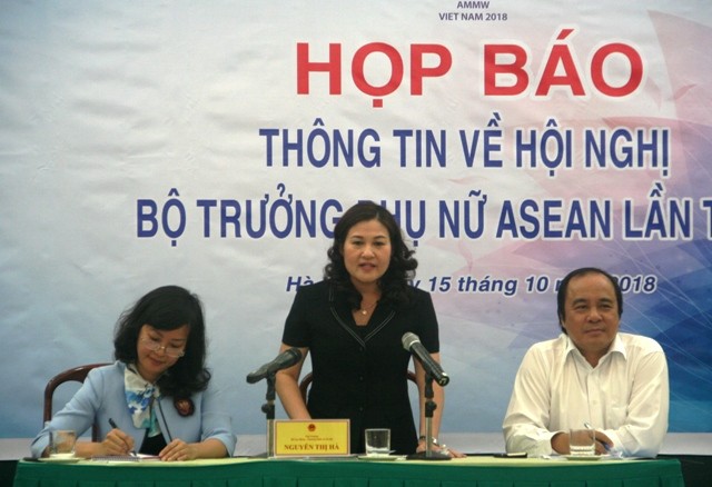 Thứ trưởng Bộ Lao động Thương binh và Xã hội Nguyễn Thị Hà phát biểu tại buổi họp báo