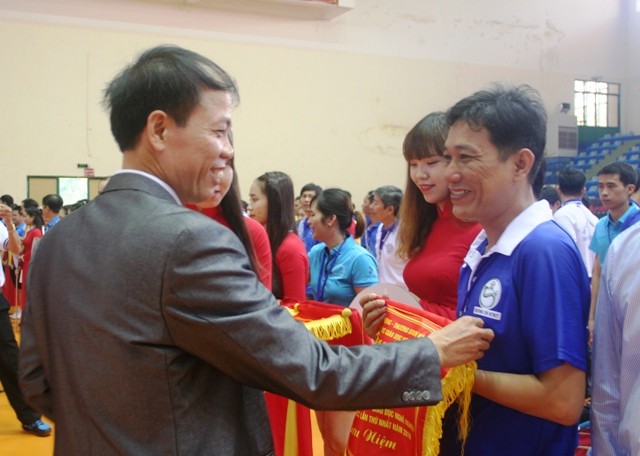 Phó Tổng cục trưởng Đỗ Năng Khánh trao cờ lưu niệm và động viên các đoàn dự thi