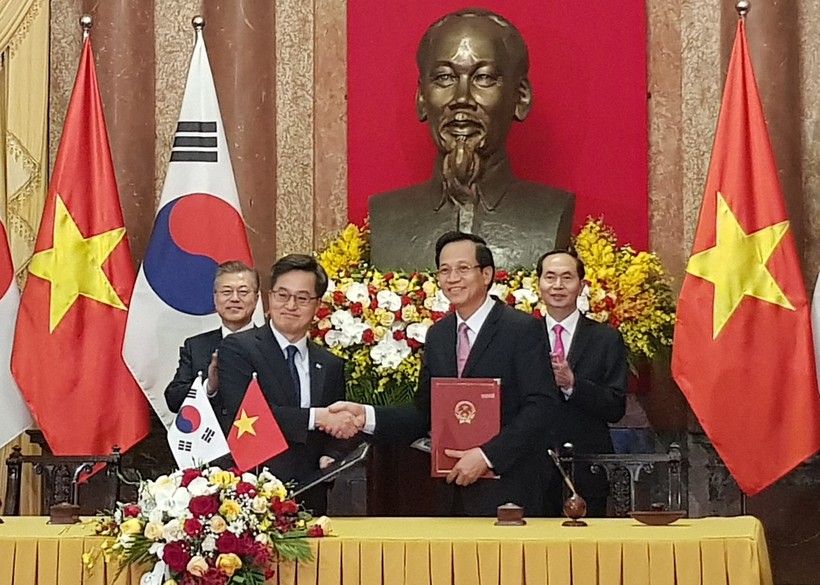 Bộ trưởng Đào Ngọc Dung và ngài Dong Yeon Kim, Phó Thủ tướng kiêm Bộ trưởng Bộ Chiến lược và Tài chính Hàn Quốc ký Bản ghi nhớ dưới sự chứng kiến của Chủ tịch nước Trần Đại Quang và Tổng thống Hàn QuốcMun Che In

