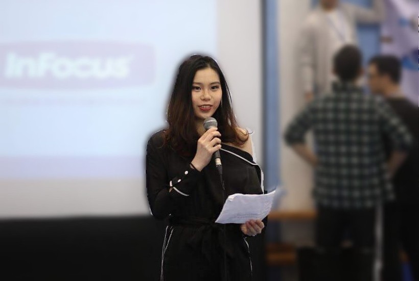 Bảo Châu đại diện SVUK phát biểu tại sự kiện Sport Day 2018 của Vietsoc QueenMary ở Anh Quốc
