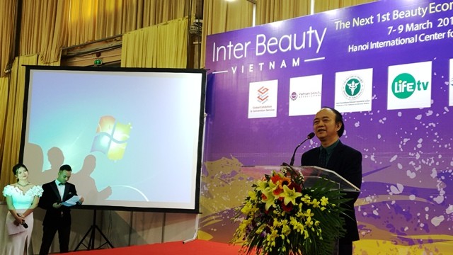 PGS. TS Cao Văn Sâm, Chủ tịch Hội Đào tạo - Phát triển nghề làm đẹp Việt Nam phát biểu tại lễ khai mạc triển lãm