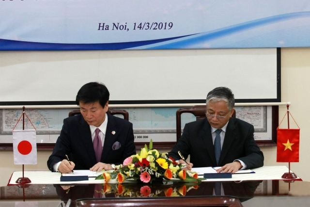 Thứ trưởng Bộ LĐ-TB&XH Doãn Mậu Diệp (bên phải) và Tỉnh trưởng tỉnh Chiba - ông Kensaku Morita (bên trái) ký kết Bản ghi nhớ về phát triển Nguồn nhân lực