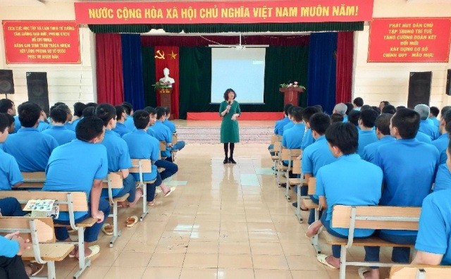 Đại diện doanh nghiệp giới thiệu việc làm, chương trình đào tạo cho học viên tại cơ sở (ảnh nguồn solaodong.hanoi)