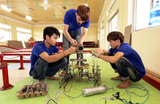 Đội Robocon trường CĐ Cơ điện Hà Nội lắp ráp và thử nghiệm hoạt động của robot 