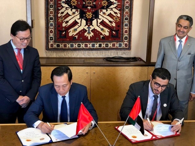 Bộ trưởng Bộ Lao động - Thương binh và Xã hội Đào Ngọc Dung và Bộ trưởng Bộ Nguồn nhân lực Các tiểu vương quốc Ả rập thống nhất Nasser Thani Al Hamli ký kết bản Ghi nhớ hợp tác lao động (ảnh nguồn molisa)
