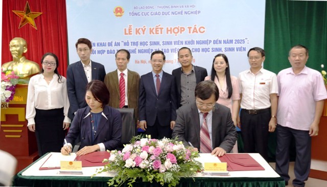 Tổng cục trưởng Nguyễn Hồng Minh và đại diện doanh nghiệp ký kết hợp tác triển khai Đề án “Hỗ trợ học sinh sinh viên khởi nghiệp đến năm 2025”