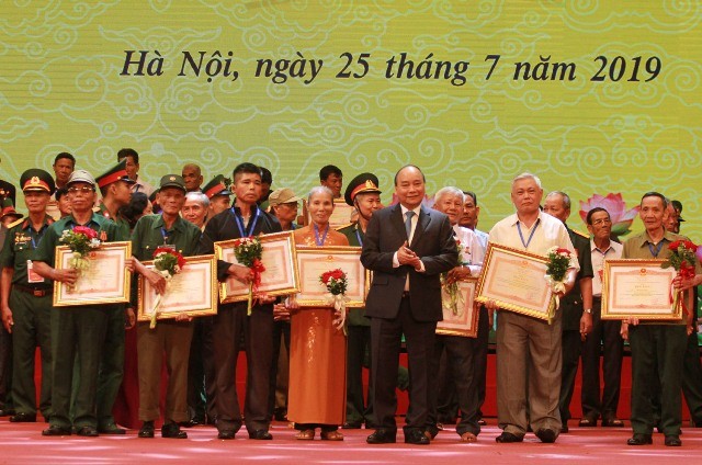 Thủ tướng Nguyễn Xuân Phúc trao bằng khen cho các thương binh nặng tại buổi gặp mặt