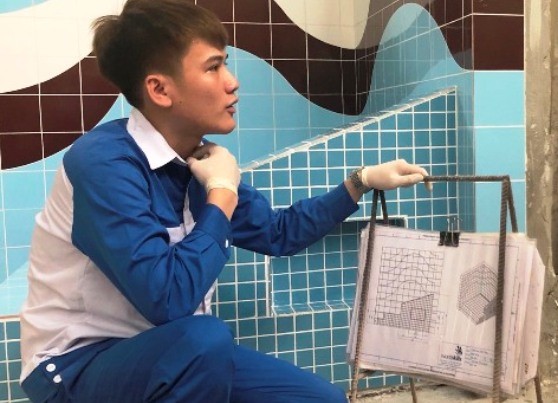 Thí sinh Dương Quang Huy thực hành luyện tay nghề chuẩn bị tham dự kỳ thi tay nghề thế giới vào cuối tháng 8/2019