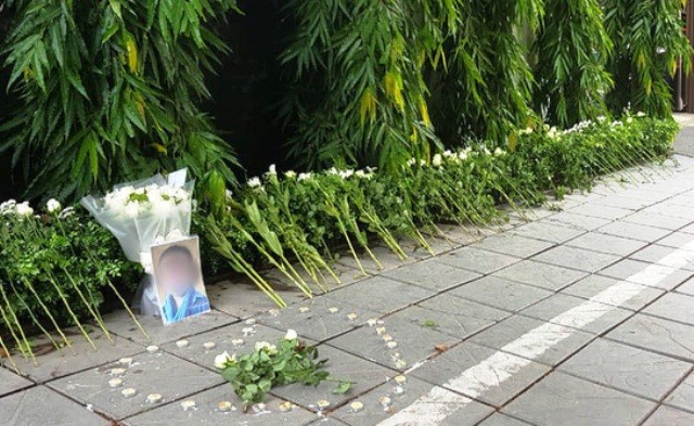 Người dân đặt hoa tưởng niệm bé trai trường Gateway tử vong do bị bỏ quên trên xe (ảnh nguồn internet)