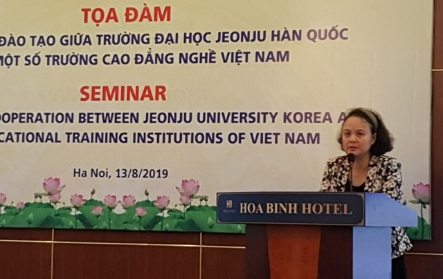 Bà Cao Thị Thanh Thủy Phó Vụ trưởng Vụ Hợp tác quốc tế (Bộ LĐ-TB&XH) phát biểu tại tọa đàm