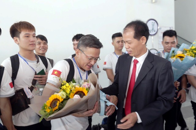 Phó Tổng cục trưởng Đỗ Năng Khánh tặng hoa và động viên đoàn