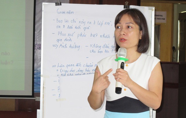 Bà Hà Thị Quỳnh Anh chia sẻ các vấn đề về bình đẳng giới.