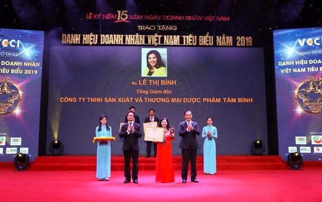 TGĐ Lê Thị Bình nhận danh hiệu “Doanh nhân Việt Nam tiêu biểu” - Cúp Thánh Gióng năm 2019