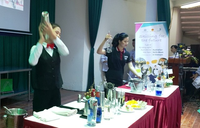Màn trình diễn pha chế cocktail của sinh viên Việt Nam