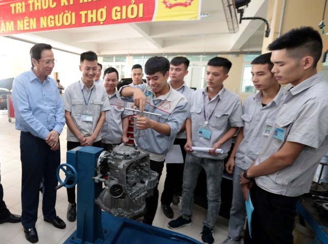 Bộ trưởng Đào Ngọc Dung (ngoài cùng bên trái) thăm xưởng đào tạo thực hành nghề Công nghệ ô tô, trường CĐ Cơ khí nông nghiệp