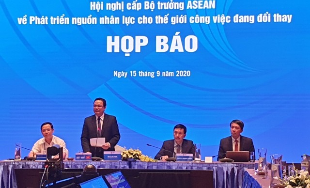 Thứ trưởng Bộ LĐ-TB&XH Lê Văn Thanh chủ trì họp báo
