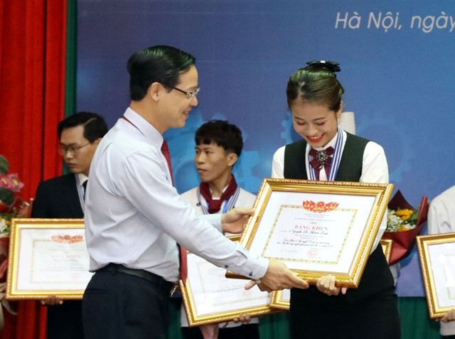 Tổng cục trưởng Tổng cục Giáo dục nghề nghiệp Trương Anh Dũng tặng bằng khen cho thí sinh đạt giải tại kỳ thi