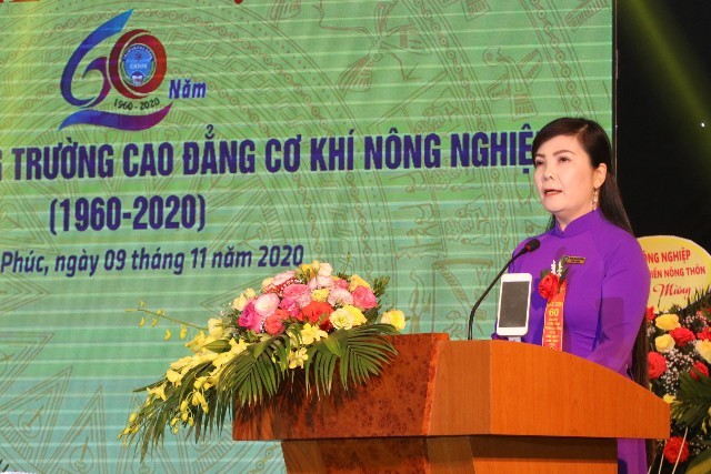 Hiệu trưởng Phạm Thị Lan Phương phát biểu.