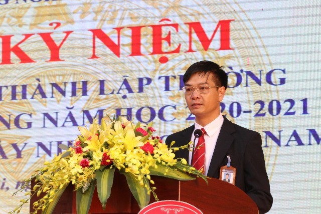 Ông Đặng An Bình - Phó Bí thư phụ trách Đảng ủy, Hiệu trưởng báo cáo thành tích 20 năm xây dựng và phát triển nhà trường.