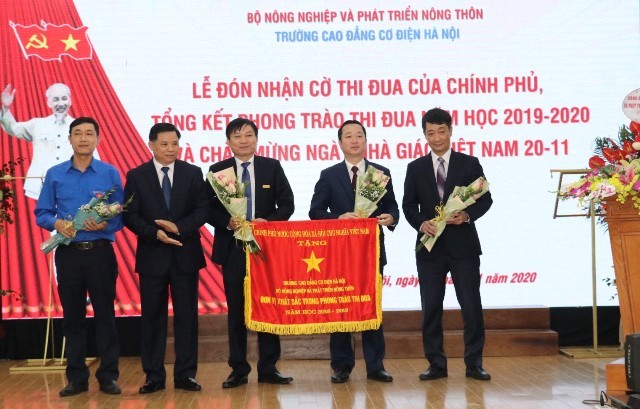 Ban Giám hiệu trường Cao đẳng Cơ điện Hà Nội nhận cờ thi đua của Chính phủ