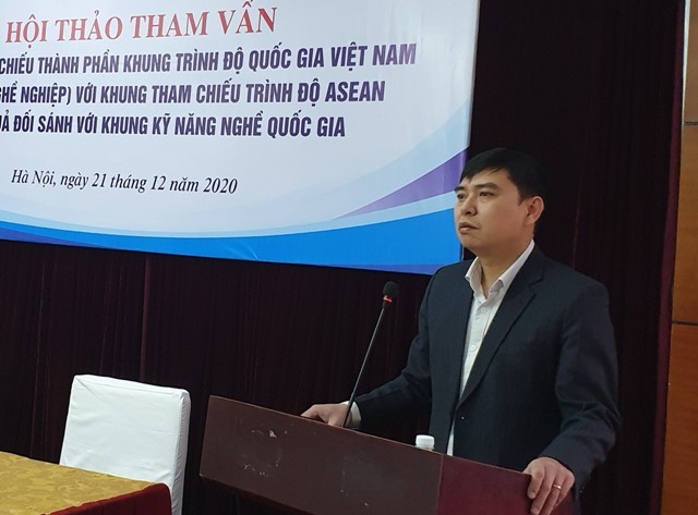 Phó tổng cục trưởng Tổng cục Giáo dục nghề nghiệp Phạm Vũ Quốc Bình phát biểu tại hội thảo