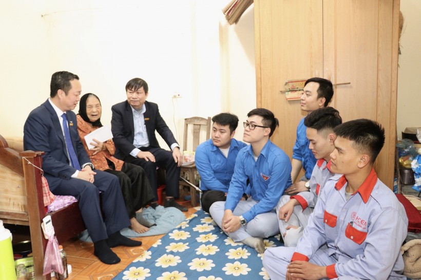 Thầy Đồng Văn Ngọc (ngoài cùng bên trái) và thầy Trần Trọng Đạt cùng các sinh viên đến thăm và chúc Tết bà mẹ Việt Nam anh hùng Nguyễn Thị Sâu