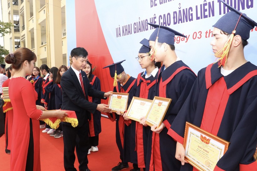 Thầy Đặng An Bình, Hiệu trưởng nhà trường trao bằng tốt nghiệp cho các học sinh, sinh viên.