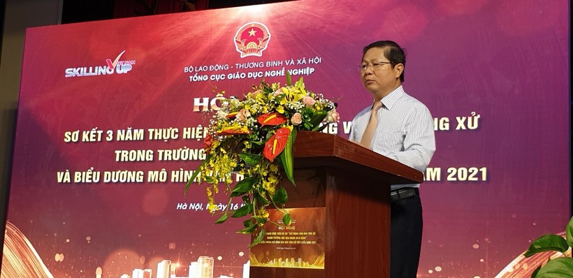 Thứ trưởng Bộ Lao động Thương binh và Xã hội Lê Tấn Dũng phát biểu tại hội nghị