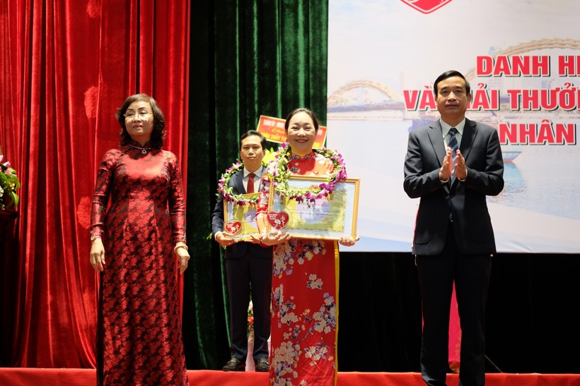 Ông Lê Trung Chinh (bìa phải) - Chủ tịch UBND TP Đà Nẵng và bà Ngô Thị Kim Yến (bìa trái) - Giám đốc Sở Y tế TP, trao giải thưởng "Tỏa sáng Blouse trắng" cho các y bác sĩ. 